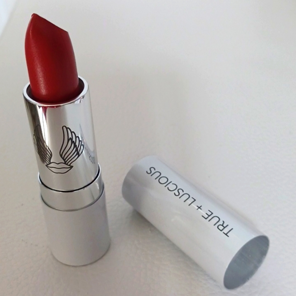 TRUE + LUSCIOUS SUPER MOISTURE LIPSTICK
